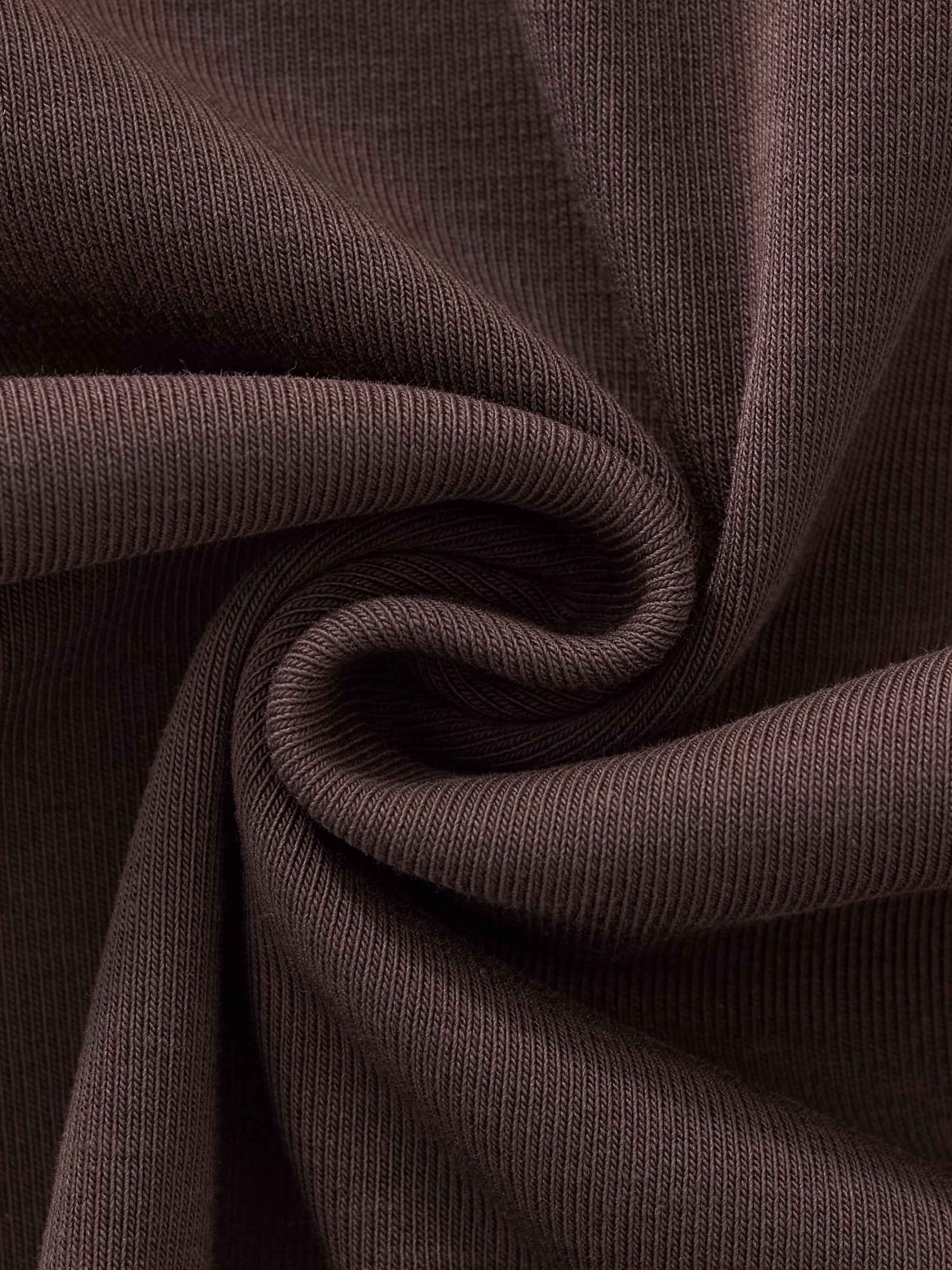 vintage looking form-fitting raglan sleeves and contrast stripe