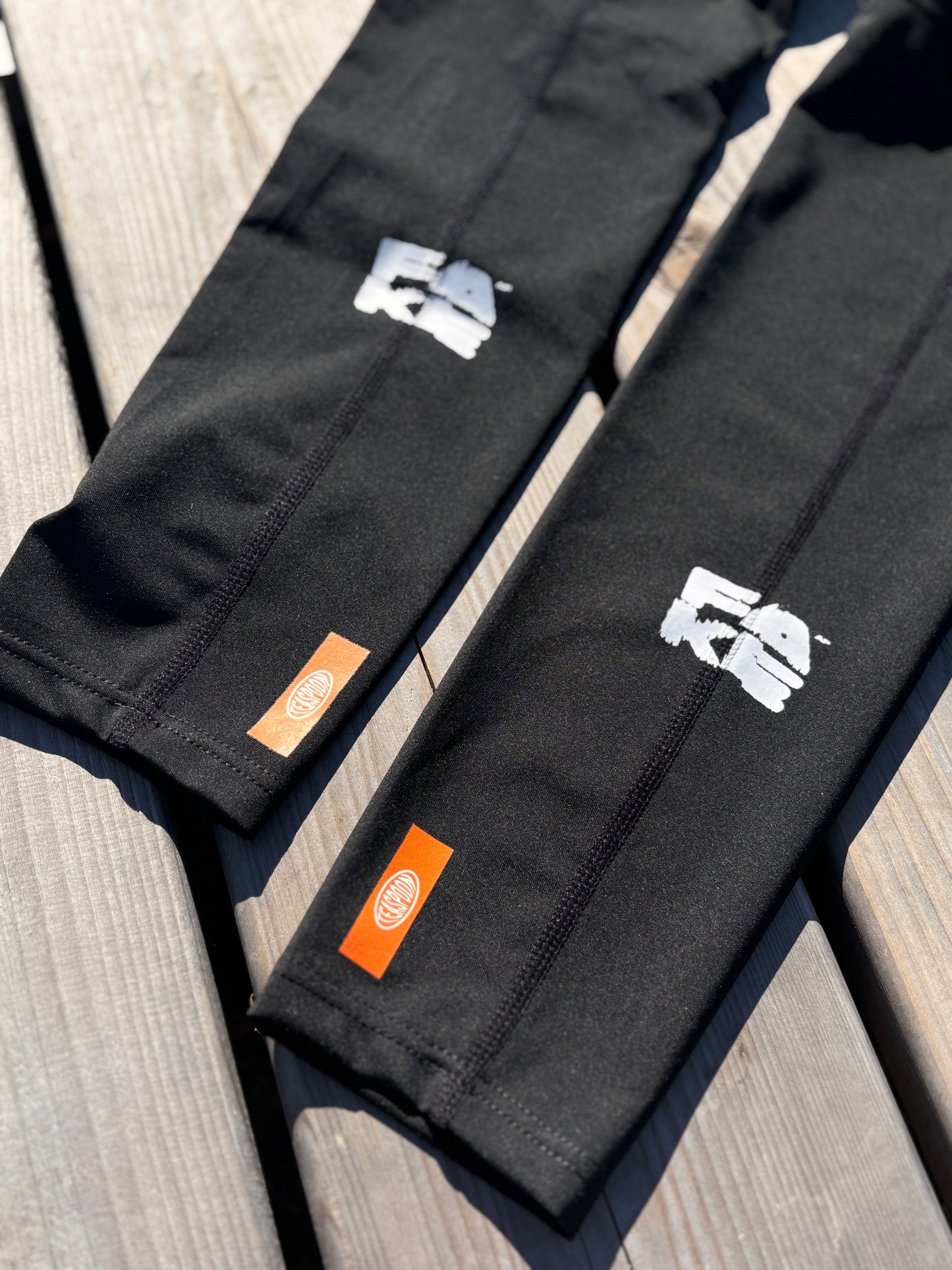 manchettes / sleeves / black / logo